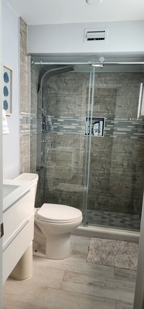 Dusche, Haartrockner, Handtücher, Toilettenpapier
