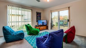 テレビ、DVD プレーヤー、卓球台、書庫