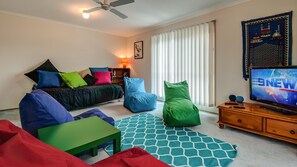 TV, DVD player, mesa de pingue-pongue, livros