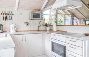 Køleskab, kogeplade, opvaskemaskine, kaffe-/temaskine