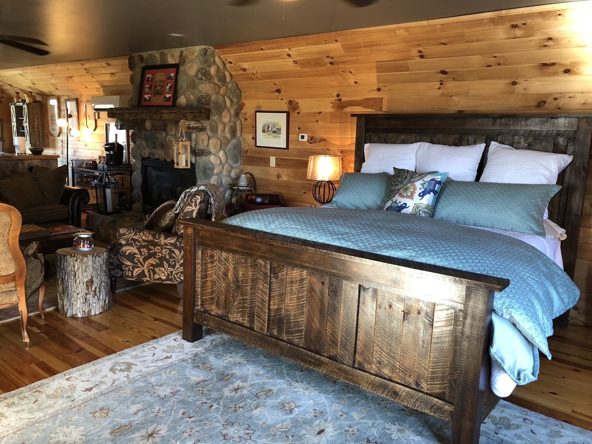 Työpöytä, silitysrauta/-lauta, ilmainen Wi-Fi, vuodevaatteet