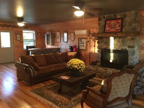 TV, fireplace, DVD player, books - THE HAY LOFT in the Beautiful Shenandoah Valley (Mt Jackson)