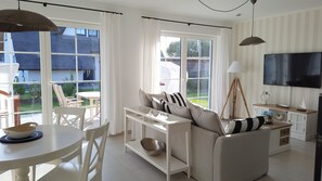 Smart-TV, Kamin, Bücher