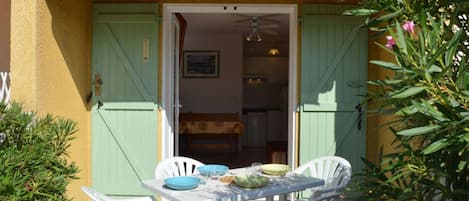 تناول الطعام بالخارج