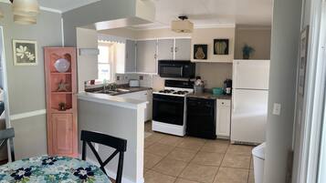 雪櫃、微波爐、焗爐、爐具