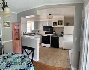 Fridge, microwave, oven, stovetop - Cozy Beach cottage in Chicks Beach (Virginia Beach)