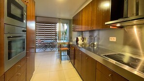 Jääkaappi, mikroaaltouuni, uuni, astianpesukone