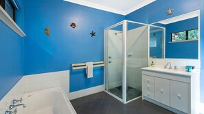 Badewanne, kostenlose Toilettenartikel, Haartrockner, Handtücher