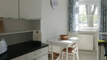 Een koelkast, een kookplaat, een koffiezetapparaat/waterkoker