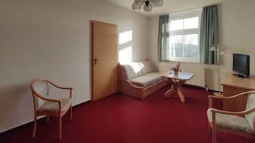 Televisie, een tafeltennistafel en boeken