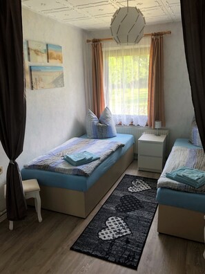 2 Schlafzimmer, Reisekinderbett, kostenloses WLAN, Bettwäsche