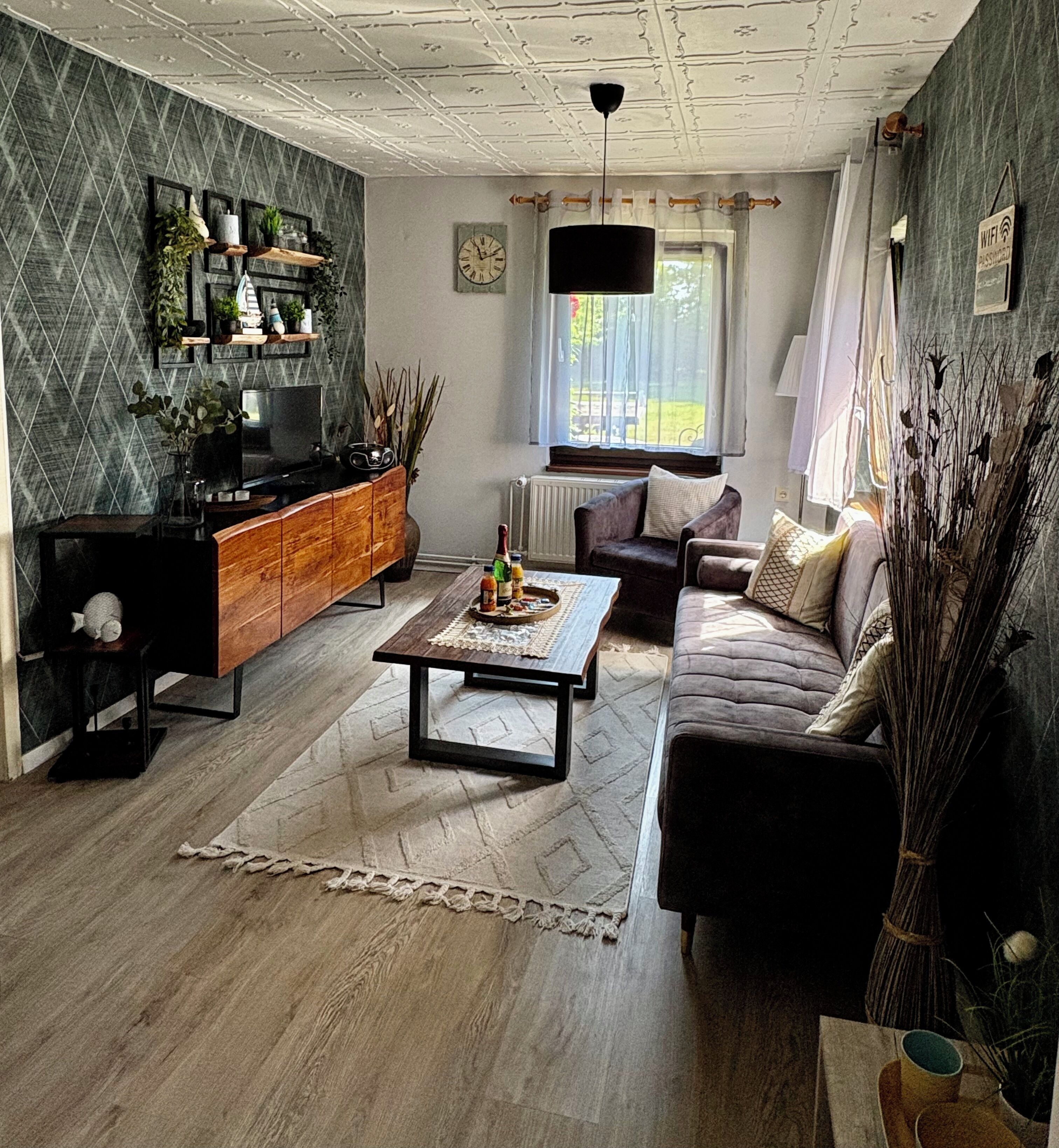 Télévision, table de tennis de table, livres