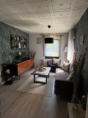 テレビ、卓球台、書庫