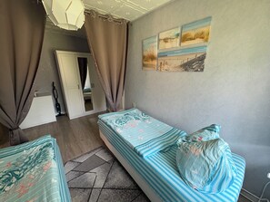 2 bedrooms, travel crib, free WiFi, bed sheets - modernized cottage in Wiek Rügen quiet with covered pavilion (Wiek)