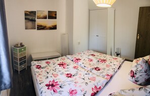2 bedrooms, travel crib, free WiFi, bed sheets - modernized cottage in Wiek Rügen quiet with covered pavilion (Wiek)