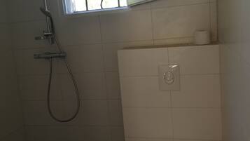 Douche, sĂšche-cheveux, serviettes fournies