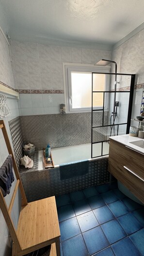 浴槽、ヘアドライヤー、タオル、石鹸