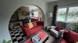 Smart-tv, boeken, een muziekbibliotheek en een stereo