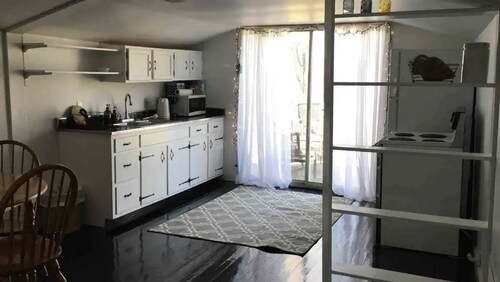 "Edith" Carriage House Getaway - I-75 / Hamburg!