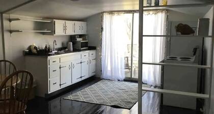 "Edith" Carriage House Getaway - I-75 / Hamburg!