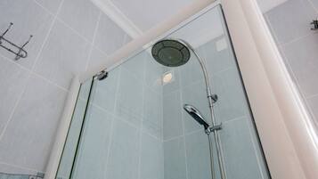 Een bad/douchecombinatie, een haardroger, een bidet, handdoeken