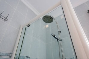 Een bad/douchecombinatie, een haardroger, een bidet, handdoeken