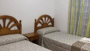 5 chambres, fer et planche à repasser, Wi-Fi, draps fournis