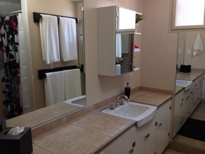 A bathroom with a sink, mirror, and towel rack. - 2BlocksTo Southern Utah University SUU, Summer Games, Shakespeare! Sleeps 4 -15 (Cedar City)