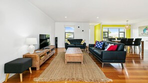 Fernseher, DVD-Player, Tischtennisplatte, Bücher