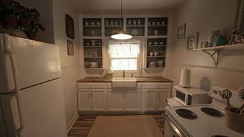 Een magnetron, een koffiezetapparaat/waterkoker