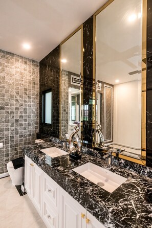 Hair dryer, towels, shampoo, toilet paper - Pool Villa in Pattaya 5 BD & 1.5 kilometers  from the Pattaya Walking Street (Muang Pattaya)