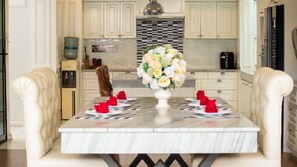 Dining - Pool Villa in Pattaya 5 BD & 1.5 kilometers  from the Pattaya Walking Street (Muang Pattaya)