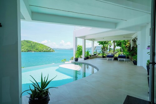 Stunning unique 220sm 1BR 2 BA private Villa Suite epic Ocean views & great food