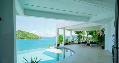 Stunning unique 220sm 1BR 2 BA private Villa Suite epic Ocean views & great food