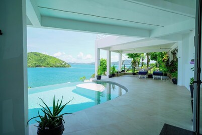 Stunning unique 220sm 1BR 2 BA private Villa Suite epic Ocean views & great food
