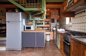 Een koelkast, een magnetron, een oven, een kookplaat