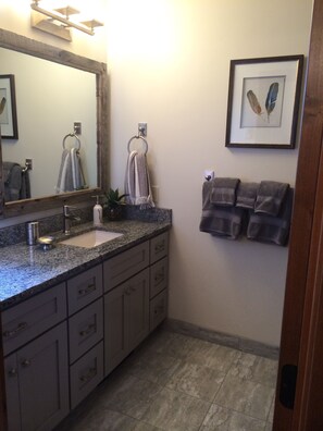 Combined shower/bathtub, hair dryer, towels