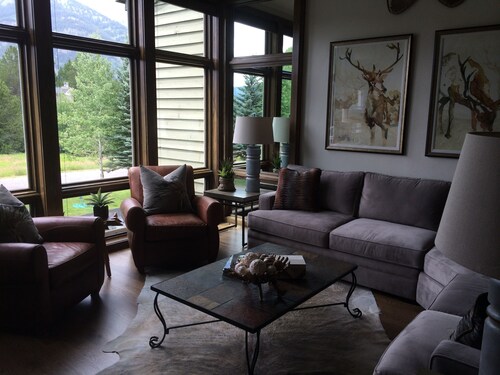 Great Views, Great Location, Newly Renovated & Furnished, Jackson Hole Condo !!