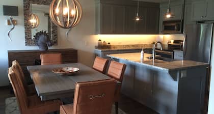 La vue est superbe, trÚs bien situé, entiÚrement rénové et meublé, Jackson Hole Condo !!