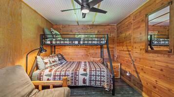 4 bedrooms, desk, iron/ironing board, free WiFi