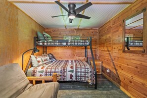 4 bedrooms, desk, iron/ironing board, free WiFi