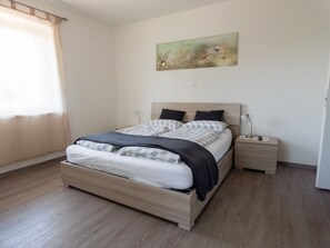 3 bedrooms, iron/ironing board, free WiFi, bed sheets