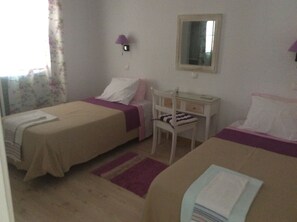 4 bedrooms, iron/ironing board, free WiFi, bed sheets