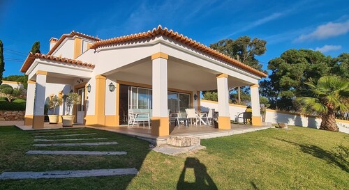 Villa "SOL" With private Pool Set In Landscaped Gardens near Costa da Caparica