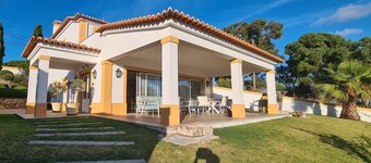 Villa "SOL" med privat basseng ligger i anlagte hager