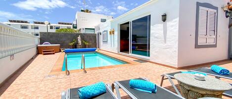 Een verwarmd zwembad