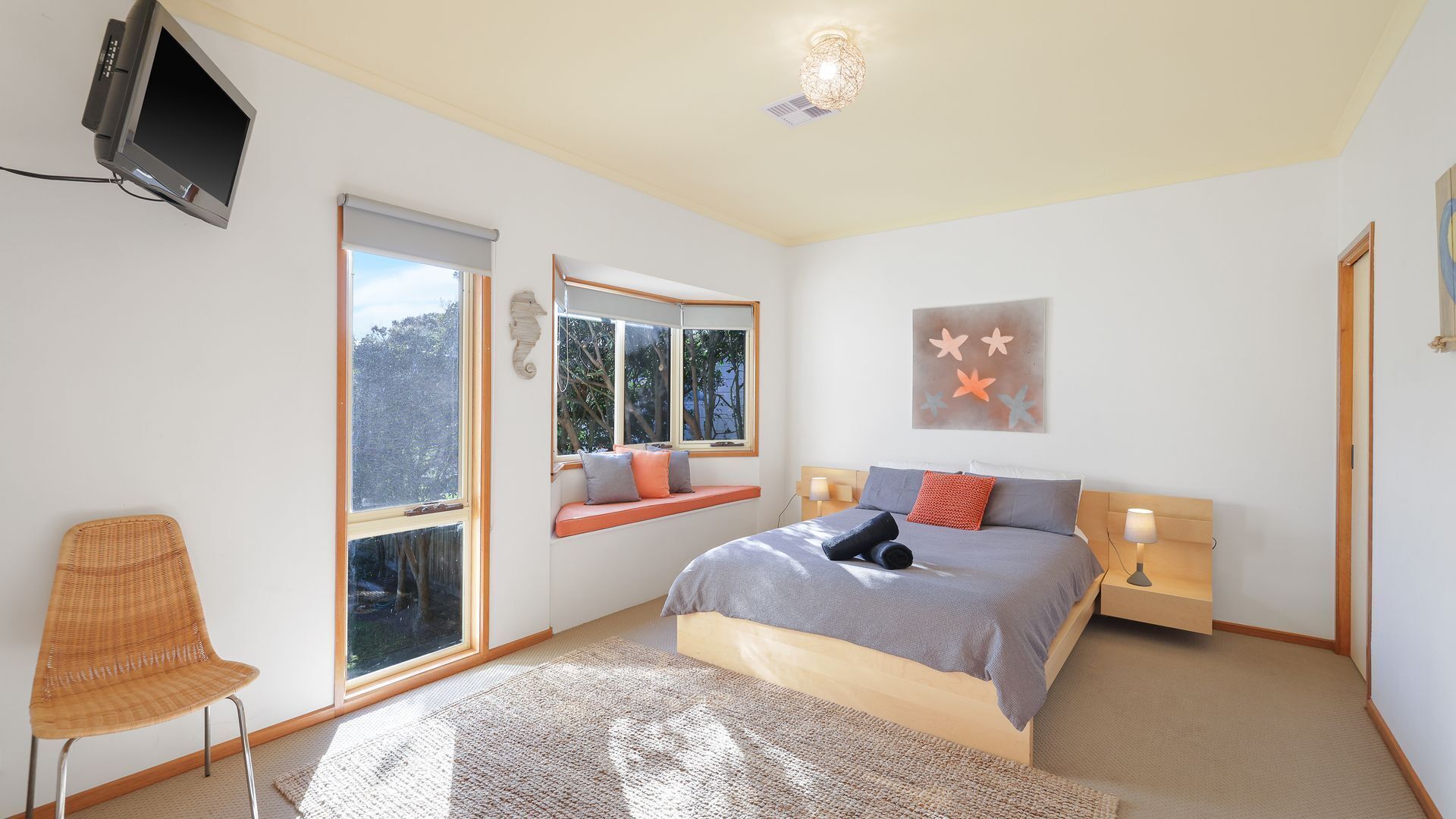 5 quartos, ferros/tábuas de passar roupa, berço de viagem