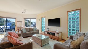 TV, DVD player, ping pong, books - Southport Haven - sleeps 15 (CAPE WOOLAMAI)