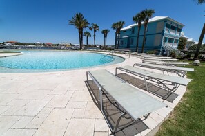 Alberca techada y alberca al aire libre