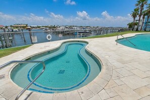 Piscina coperta, piscina all'aperto